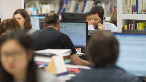 Imagen de archivo de varios trabajadores en una oficina.