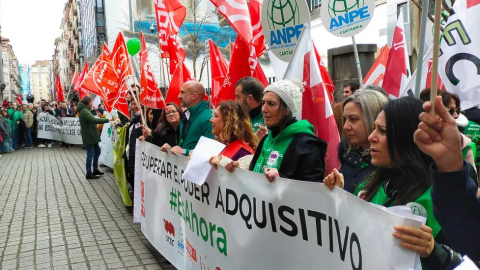 Manifestación de docentes en Peñaherbosa por la adecuación salarial - Diario Cantabria