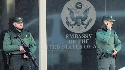 Dos agentes de las Guardia Civil en la entrada de la Embajada de EEUU, en Madrid.