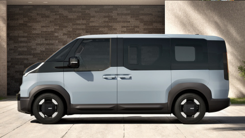 KIA presenta su primera furgoneta eléctrica: se llama PV5 y va directa a por la Volkswagen ID.Buzz