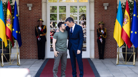 El presidente de Ucrania, Volodimir Zelenski (i) y el presidente del Gobierno, Pedro Sánchez (d), se saludan a su llegada a un encuentro en el Palacio de La Moncloa, a 27 de mayo de 2024.