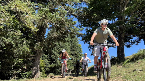 Usuaris de bicicleta elèctrica a les pistes de Camurac, a l'Aude, als Pirineus francesos