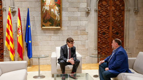 El presidente de la Generalitat de Cataluña, Salvador Illa (i), recibe al presidente de ERC, Oriol Junqueras, este sábado en Barcelona.