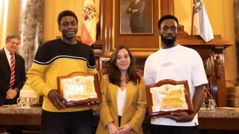 La alcaldesa de A Coruña, Inés Rey, entre Magatte N'Diaye (izquierda) e Ibrahima Diack, ayer en el Ayuntamiento.