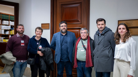 Varios representantes de Podemos y Més per Mallorca junto a algunos de los caravanistas, en el registro del Congreso.