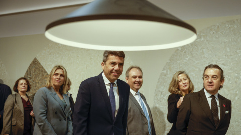 El president de la Generalitat, Carlos Mazón (c), durante su visita al certamen internacional del sector cerámico, equipamiento para baño y piedra natural, Cevisama 2025, en València.