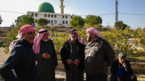 Un grupo de ancianos de Al Hamidiya conversa en la plaza principal del pueblo, el 13 de enero de 2025.