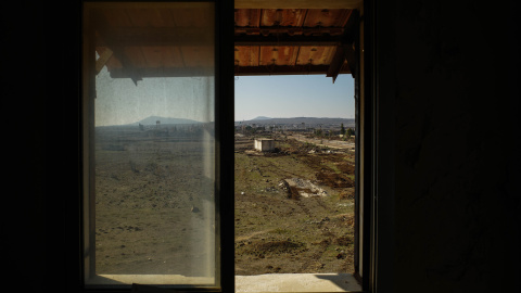 Desde la ventana de un edificio en Madinat al-Salam, a 13 de enero de 2025, se ve la destrucción provocada por la invasión israelí.en medio de la carretera, un tanque.