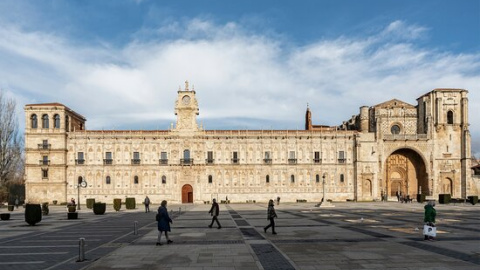 Fachada del Hostal de San Marcos de León.