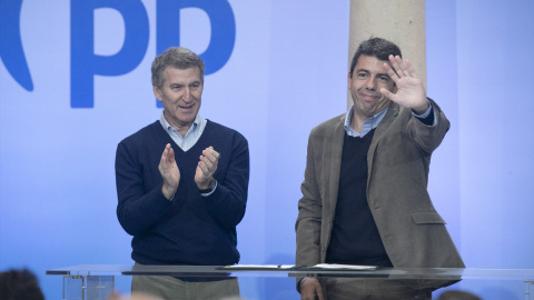 El presidente del PP, Alberto Núñez Feijóo junto al presidente de la Generalitat Valenciana, Carlos Mazón, en una imagen de archivo, a 12 de enero de 2025.