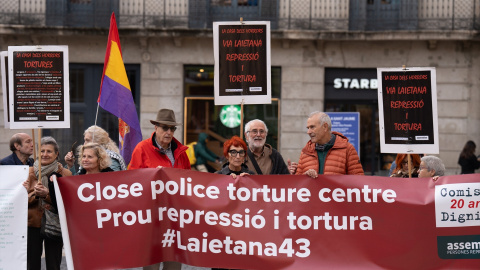 Imagen de archivo de personas concentradas en la plaza Sant Jaume de Barcelona para pedir que la Jefatura de la Policía Nacional de la Via Laietana se convierta en un espacio de memoria para las víctimas de la dictadura franquista.David Zorrakino / Europa Press05 DICIEMBRE 2024;COMUNS;DOCUMENTACIÓN;TORTURA;REPARACION05/12/2024