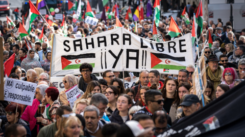 Decenas de personas durante una manifestación por la autodeterminación del Sahara Occidental, a 16 de noviembre de 2024, en Madrid