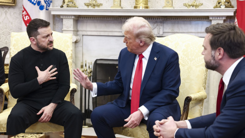 El presidente ucraniano, Volodymyr Zelenski, junto a Donald Trump (c), y el vicepresidente estadounidense, JD Vance (d), en la Oficina Oval de la Casa Blanca.