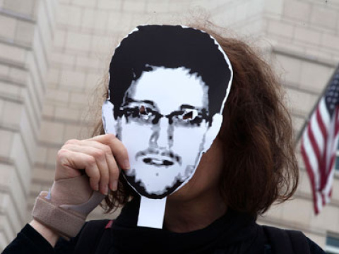 Una manifestante con careta de Snowden durante una protesta en Berlín.