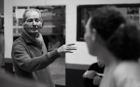 Manolo (82) se dirige a Esther para darle instrucciones durante la práctica.