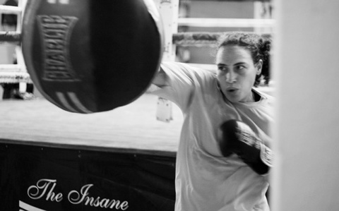 Esther lanza un derechazo a una de las peras del gimnasio de Vallecas.