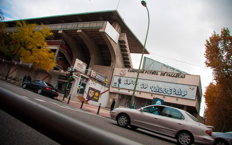 Uno de los laterales del estadio del Rayo, en la avenida de la Albufera.