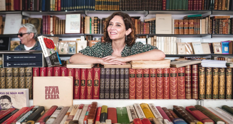 Isabel Díaz Ayuso, presidenta de la Comunidad de Madrid, en la Feria del Libro Antiguo.- COMUNIDAD DE MADRID