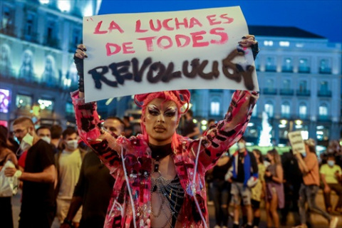  Un manifestante sostiene una pancarta durante una concentración en la Puerta del Sol contra las agresiones a las personas LGTBI, a 8 de septiembre de 2021, en Madrid. Ricardo Rubio / Europa Press