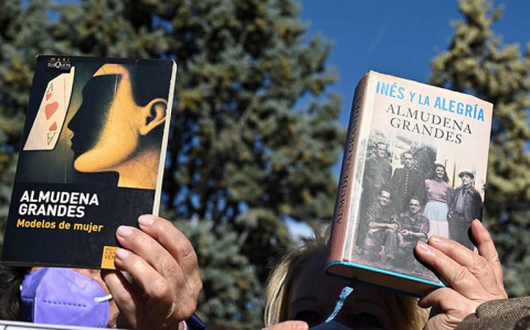 Madrileñas alzan libros de Almudena Grandes durante su entierro. - Fernando Villar, EFE