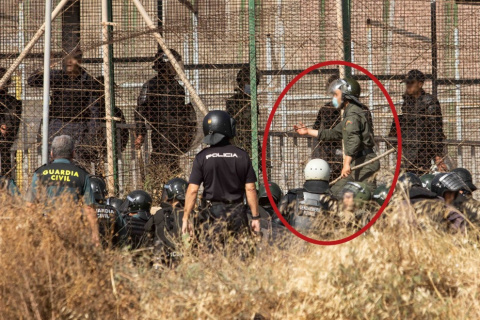  Imagen revelada por Público el 25 de junio de un gendarme marroquí en territorio español. Foto: Javier Bernardo.