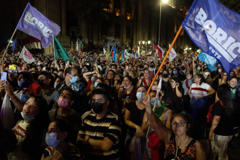  Partidarios del nuevo presidente chileno, Gabriel Boric, de la coalición Apruebo Dignidad, celebran su victoria en la segunda vuelta de las elecciones presidenciales.- Matias Basualdo / Europa Press