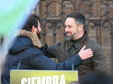  El líder de Vox, Santiago Abascal (d) durante un acto con motivo de la campaña para las elecciones de Castilla y León, este jueves en León. EFE/J.Casares