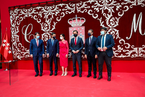 Los presidentes de Castilla y León, Alfonso Fernández Mañueco, Andalucía, Juanma Moreno, Galicia, Alberto Núñez Feijóo, y Murcia, Fernando López Miras, con el del PP, Pablo Casado, en la toma de posesión de Isabel Díaz Ayuso, tras su reelección