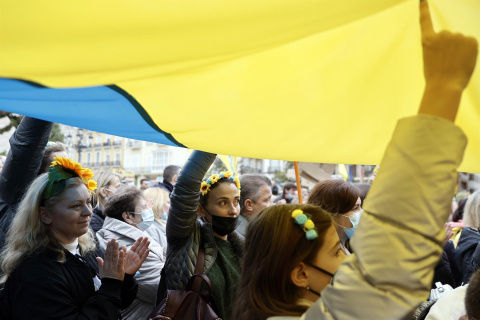  Varias mujeres sujetan una bandera ucraniana durante la concentración realizada este domingo en València para clamar contra la guerra que ha iniciado Rusia contra Ucrania. EFE/Kai Försterling