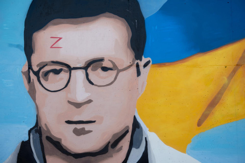  Un mural que muestra al presidente ucraniano Volodimir Zelenski creado por el artista de graffiti KAWU, se rocía en una pared en Poznan, centro-oeste de Polonia, el 09 de marzo de 2022.- EFE