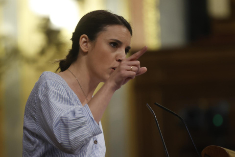  La ministra de Igualdad, Irene Montero, interviene en el Congreso para responder a una interpelación de Vox sobre las medidas que va a adoptar su departamento para garantizar la igualdad entre los españoles durante el pleno celebrado este miércoles en