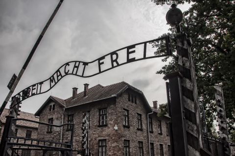  Entrada al campo de exterminio de Auschwitz. 'Arbeit macht frei' (alemán) significa 'El trabajo hace libre'.- Pixabay