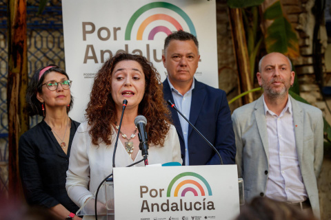  SEVILLA, 11/05/2022.- La candidata a la presidencia de la Junta de Andalucía, Inmaculada Nieto (2i), junto a los representantes de Podemos, IU, Más País y otras tres formaciones andalucistas y ecologistas, durante la presentación de la coalición Por