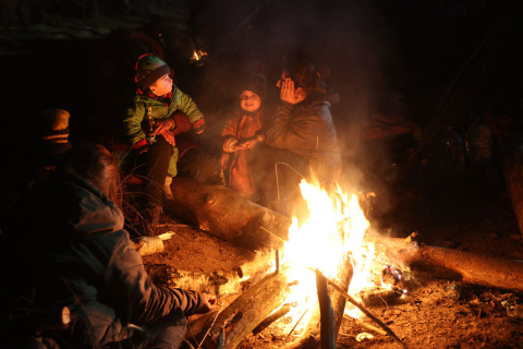  Migrantes se calientan junto a una hoguera en un campamento en la frontera bielorrusa-polaca en la región de Grodno el 14 de noviembre de 2021.Oksana MANCHUK / BELTA / AFP