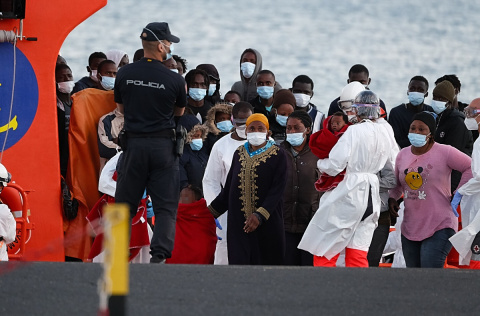  Imagen de archivo. La Salvamar Mizar rescata una patera de 56 inmigrantes subsaharianos en Fuerteventura.- Europa Press