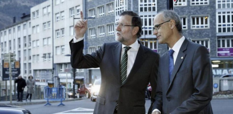 El jefe del Gobierno de Andorra, Antoni Martí, recibe al presidente del Gobierno español, Mariano Rajoy, en la cumbre Andorra-España de 2015. -EFE / Juan Carlos Hidalgo