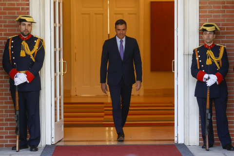  El presidente del Gobierno, Pedro Sánchez, momentos antes de recibir al primer ministro de Australia, Anthony Albanese, este lunes en el Palacio de la Moncloa, en el marco de la cumbre de la OTAN que se celebra en Madrid del 28 al 30 de junio. EFE/Juan 