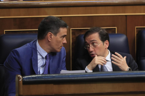  El presidente del Gobierno, Pedro Sánchez, conversa con el ministro de Asuntos Exteriores, José Manuel Albares (d), este miércoles durante el pleno del Congreso de los Diputados. EFE/Fernando Alvarado