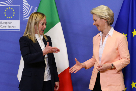  La recién nombrada primera ministra italiana, Giorgia Meloni (izquierda), le da la mano a la presidenta de la Comisión Europea, Ursula von der Leyen, durante una reunión en la sede de la Comisión Europea en Bruselas, el 3 de noviembre de 2022.- AFP