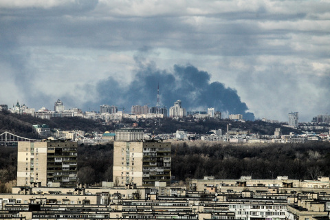 El humo se eleva sobre parte de Kiev que se encuentra en la margen derecha del río Dnipro durante el cuarto día de la invasión rusa de Ucrania. Foto: Ukrinform/dpa