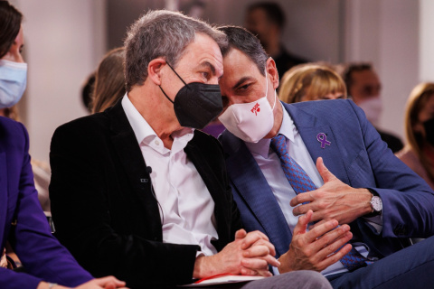  Imagen de archivo. Pedro Sánchez dialoga con Zapatero en un acto con motivo del 25-N.- Alejandro Martínez Vélez / Europa Press