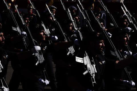  Guardiamarinas de la Armada desfilan durante el acto solemne de homenaje a la bandera nacional y desfile militar en el Día de la Hispanidad, a 12 de octubre.Eduardo Parra / Europa Press(Foto de ARCHIVO)