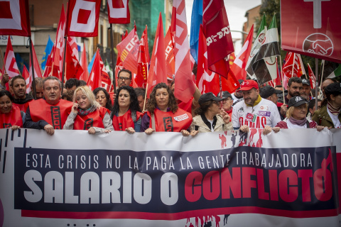  Un grupo de personas sostiene banderas y una pancarta durante una movilización convocada por CCOO y UGT desde Puerta de Toledo, a 3 de noviembre de 2022, en Madrid (España).- EUROPA PRESS