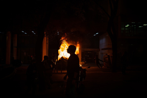  Un contenedor ardiendo tras la manifestación en apoyo a Pablo Hasel en Barcelona, Cataluña (España), a 16 de febrero de 2021.David Zorraquino / Europa Press