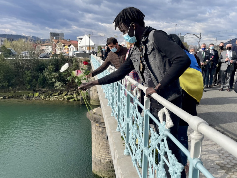  Un migrante realiza una ofrenda floral, en el río Bidasoa, desde el Puente de Santiago, a 11 de marzo de 2022, en Irún, Guipúzcoa, País Vasco (España). Europa Press (Foto de ARCHIVO)