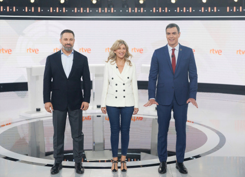  (I-D) Los candidatos a la Presidencia, Santiago Abascal (Vox); Yolanda Díaz (Sumar), y Pedro Sánchez (PSOE), antes del debate electoral organizado por RTVE bajo el título ‘23J el debate final’, en el Estudio 6 de Prado del Rey, a 19 de julio de 20