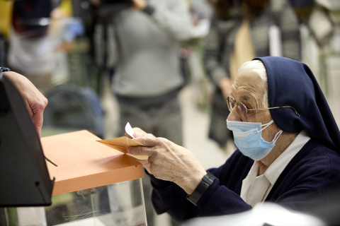  Una monja ejerce su derecho a voto en el Colegio La Inmaculada-Marillac, a 4 de mayo de 2021, en Madrid (España). Jesús Hellín / Europa Press(Foto de ARCHIVO)