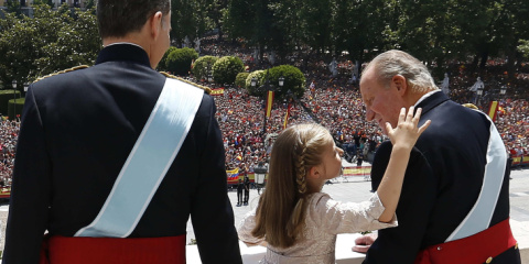 El rey Felipe VI (i), la princesa Leonor y el emérito Juan Carlos I, de espaldas.- EFE