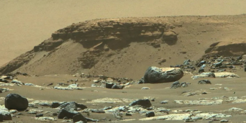 Vista del delta en el cráter Jezero desde el rover Perseverance