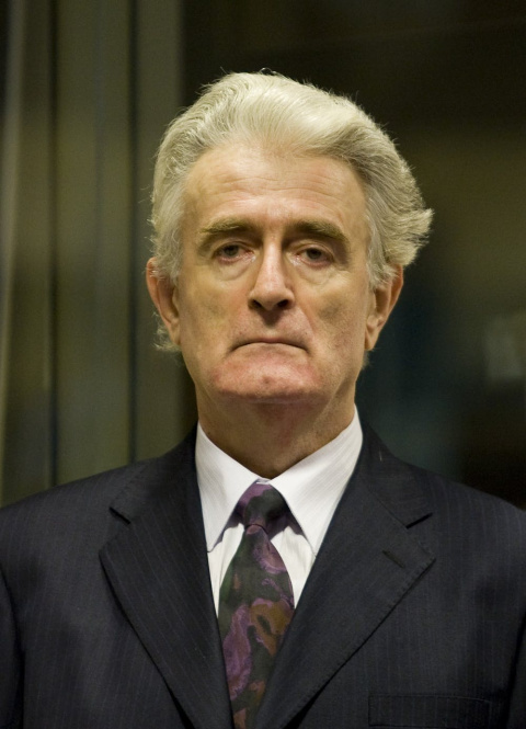  Radovan Karadžić en su primer juicio en el Tribunal Penal Internacional para la ex Yugoslavia, La Haya, el 31 de julio de 2008. Wikimedia Commons / UN International Criminal Tribunal for the former Yugoslavia, CC BY